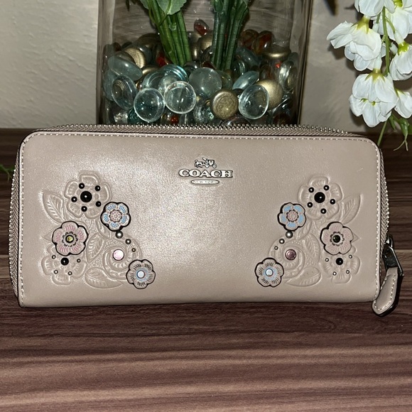 COACH LEATHER ACCORDIAN ZIP WALLET - Picture 2 of 16